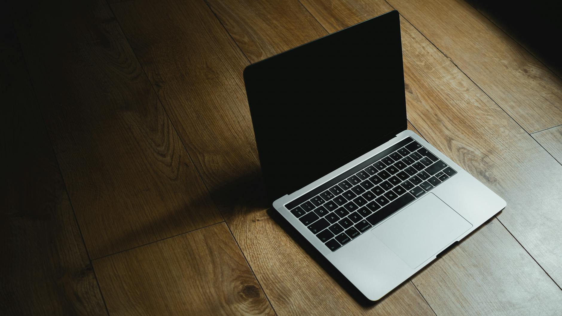 MacBook vs Windows Laptop 香港點揀 2026：預算兩萬蚊內全面比較